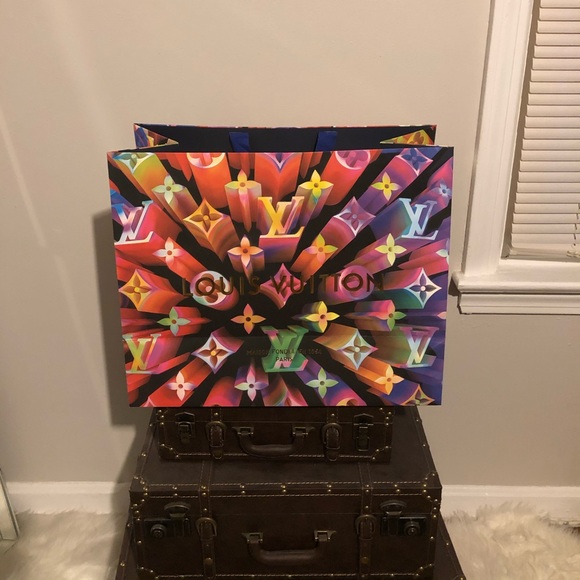 Louis Vuitton 2019 Holiday shopping bag - Picture 2 of 4